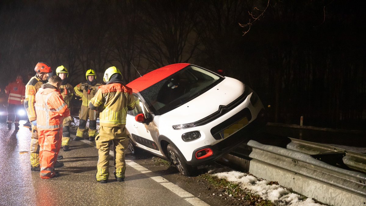 Auto eindigt bovenop vangrail bij oprit A58