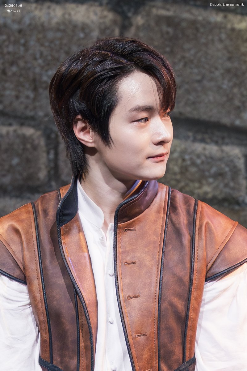 20260108 [엘시노어]
첫공 무대인사

버나르도 (배우장)의 이야기를 경청 중인 기택 프란시스코

김기택 | 프란시스코
#김기택