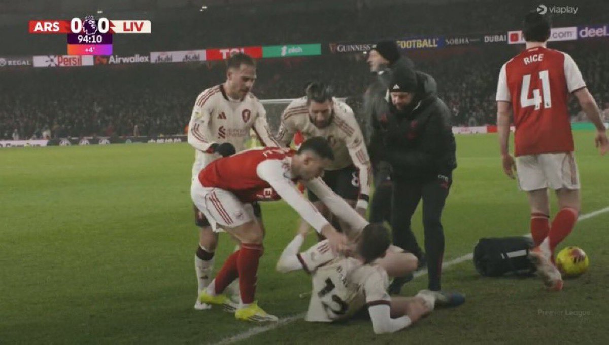 LFCVine's tweet image. Reece James helps Josko Gvardiol off the pitch after suffering a serious injury…

Gabriel Martinelli throws the ball at Cono Bradley &amp;amp; pushes him off the pitch.

Martinelli and Arsenal have no class.❌