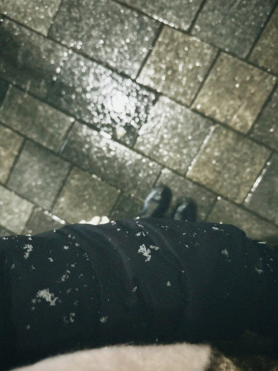 It’s snowing 🌨️🩵