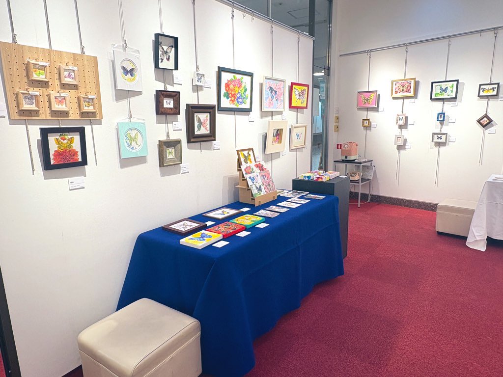 sugarlly_08619's tweet photo. おはようございます
個展「Asymmetry」も残すところ今日明日の2日となりました✨️
昨日は想像以上にお客様に作品を見てもらえたり一部お問い合わせを頂いたりと、今後の活動の意識を変える時間となりました。
とても恵まれた時間です。この気持ちを大切に最終日まで駆け抜けたいと思います☺️
本日も10時半よりギャラリー玻瑠でお待ちしております！