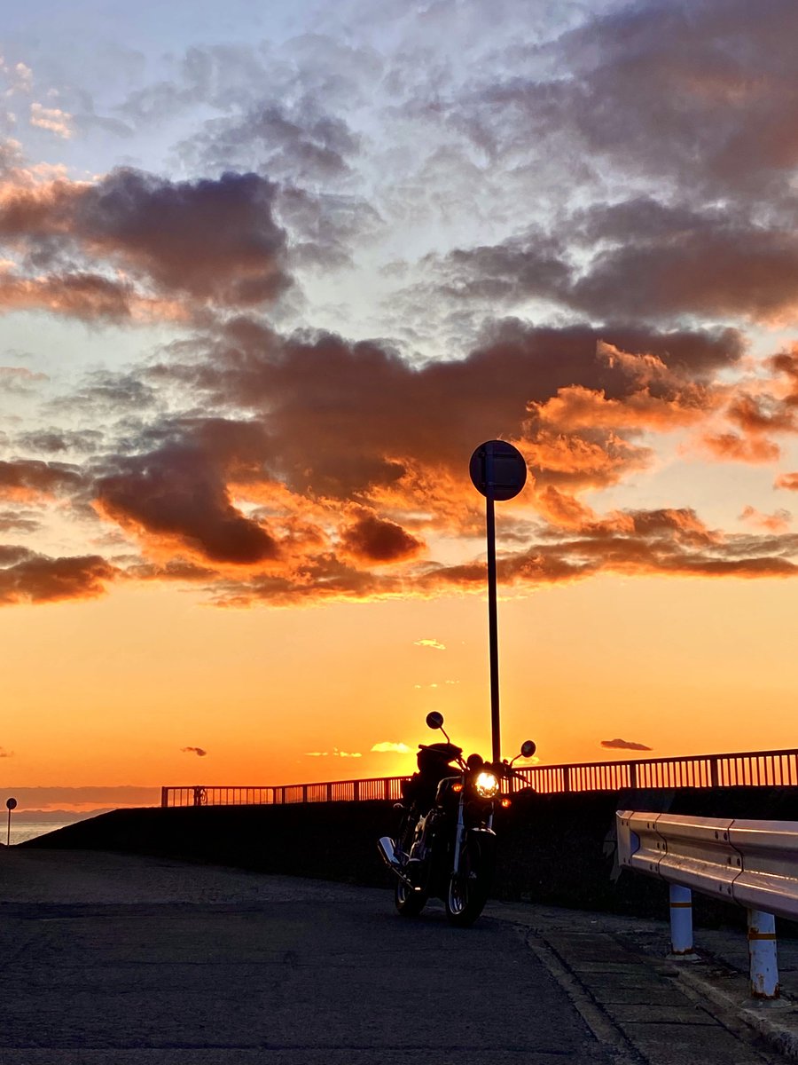 ha_ma1100's tweet photo. #CB1100
#和歌山 #加太
#夕日 #夕雲 https://t.co/FcwmLsUgon