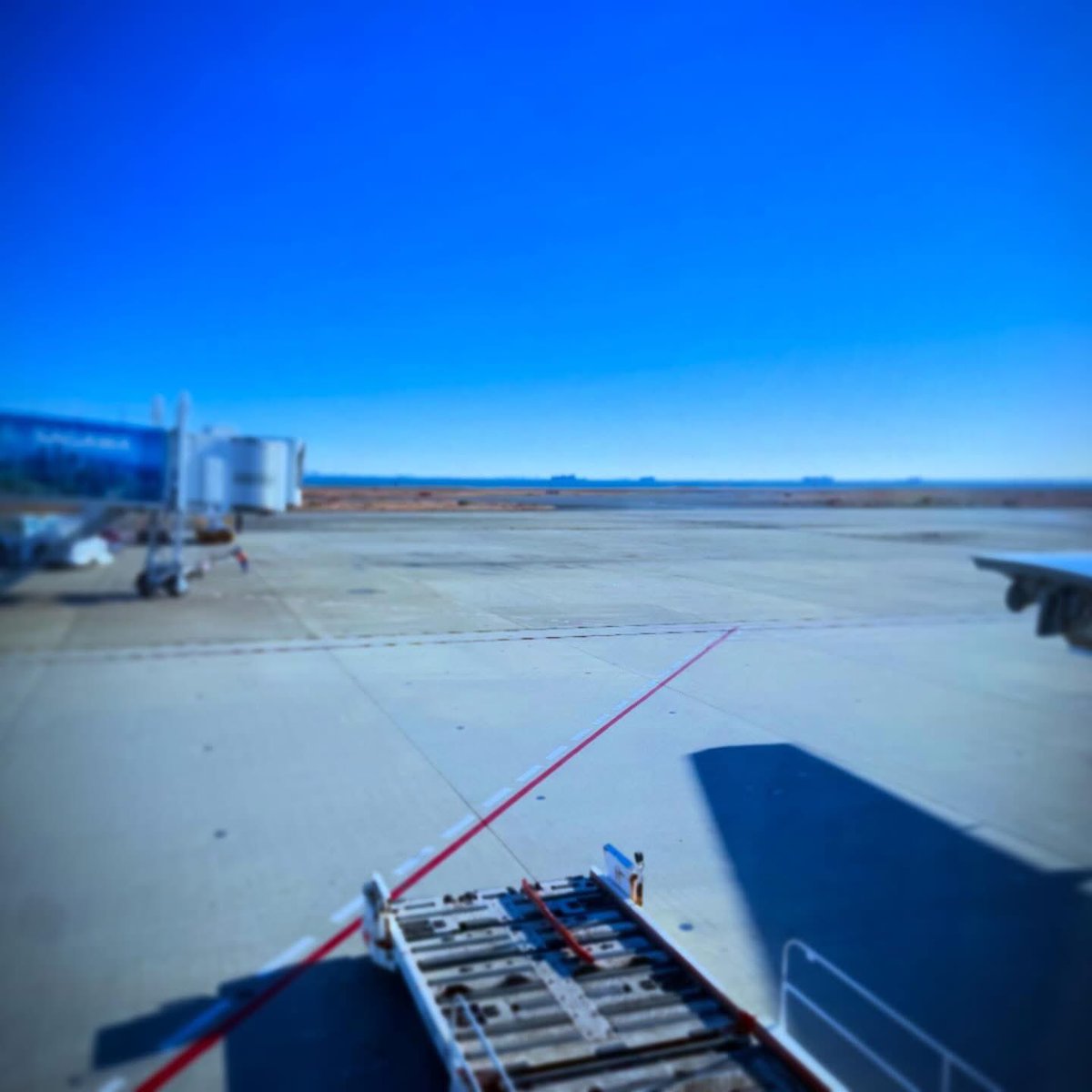 yoshihomma's tweet photo. Ready for departure. 最近の羽田はWHILLの自動運転車椅子がうろうろしてるのね。 https://t.co/X4bXG7fOpt