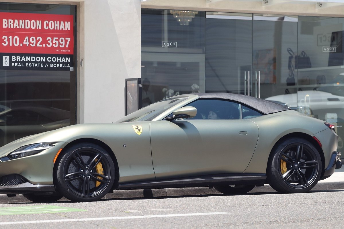 #LISA was spotted in LA in her Ferrari Roma Spider. 
Ctto