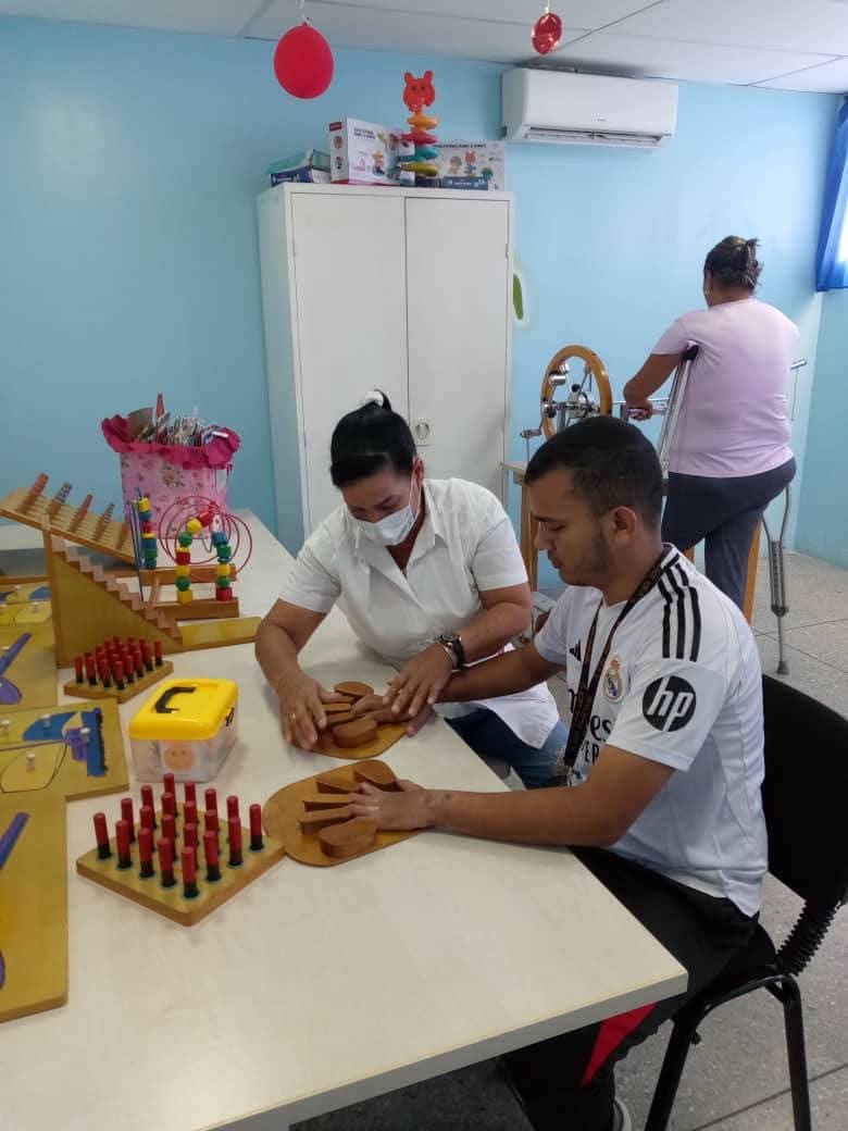 ¡Pasos de victoria en #Guárico! 🦾 En la SRI "Dr. Ricardo Isidro Bernal Ramos" del municipio Monagas, nuestra #BrigadaMédicaCubana trabaja con alma y profesionalismo para devolver la movilidad al pueblo. 🩺 Esperanza y salud en cada terapia. 🇨🇺🇻🇪 #CubaCoopera #CubaPorLaVida