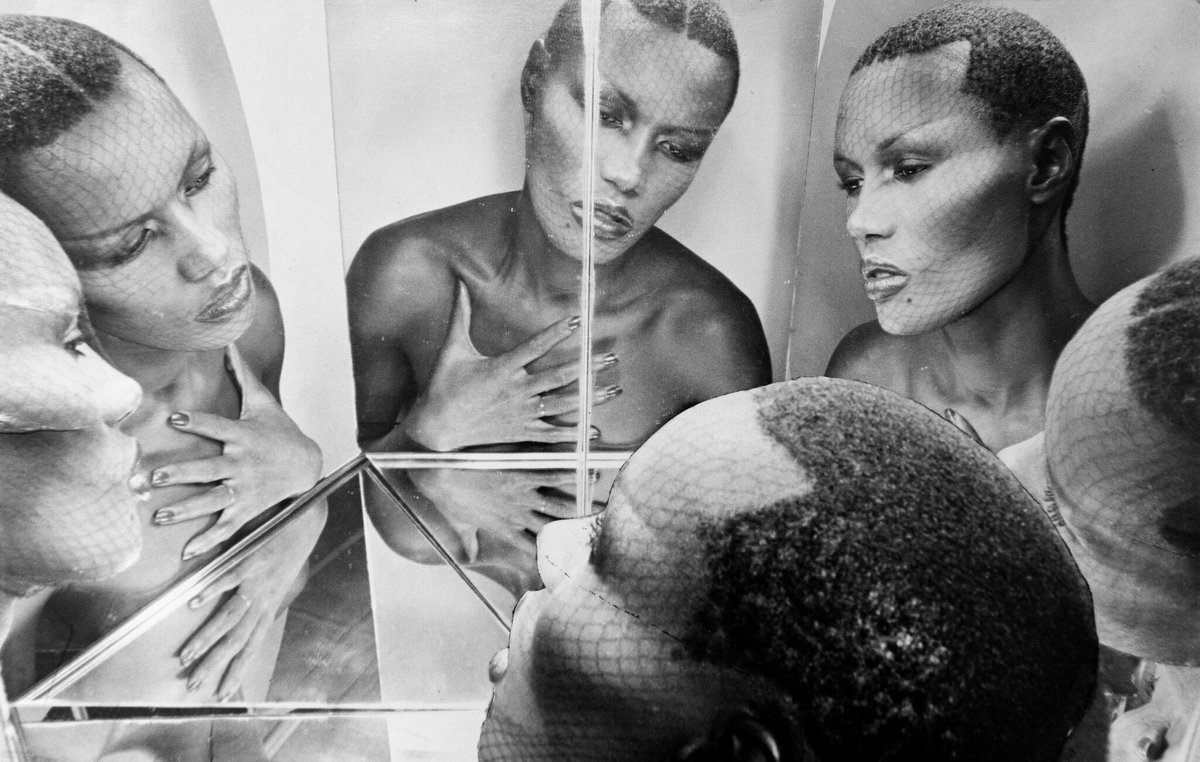 filmsbratz's tweet image. — grace jones on the gatefold for her album “muse”, 1979. 🏹🩶🪞

📸 by: richard bernstein