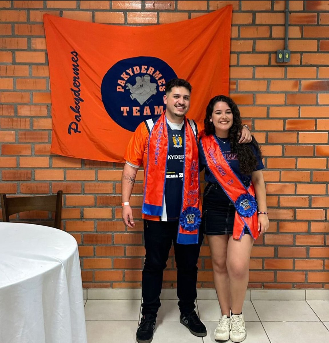 👑 Realeza da Paky na G26 👑

Greg &amp; Letícia representam a Pakydermes com união, carisma e muita energia 🧡🔥

Que venha um reinado de conquistas e festa! 🎉

A G26 já começou… e começou linda! 🐘🧡💙