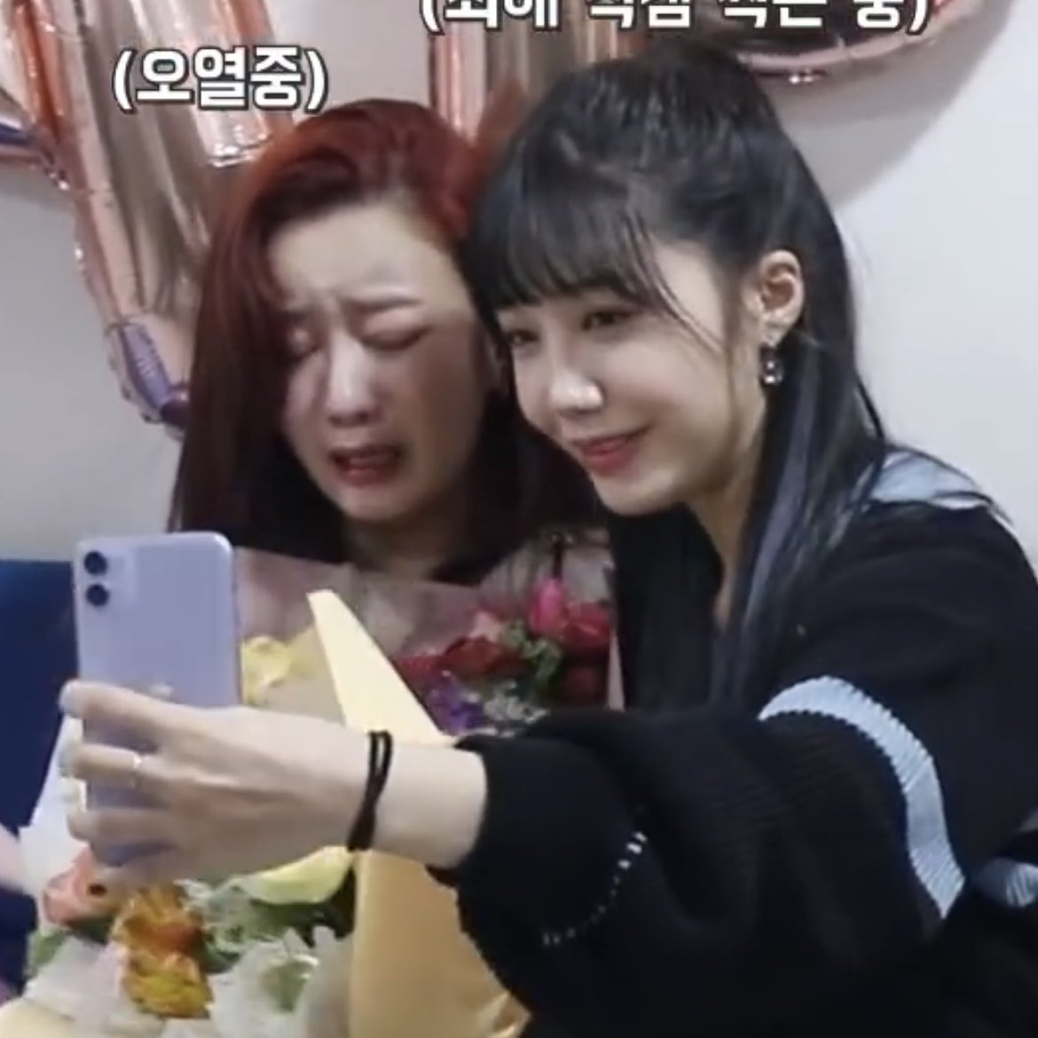 beeyondue's tweet image. nothing has changed HAHAHA

bomi: 😭                   eunji: 😁🤳🏻