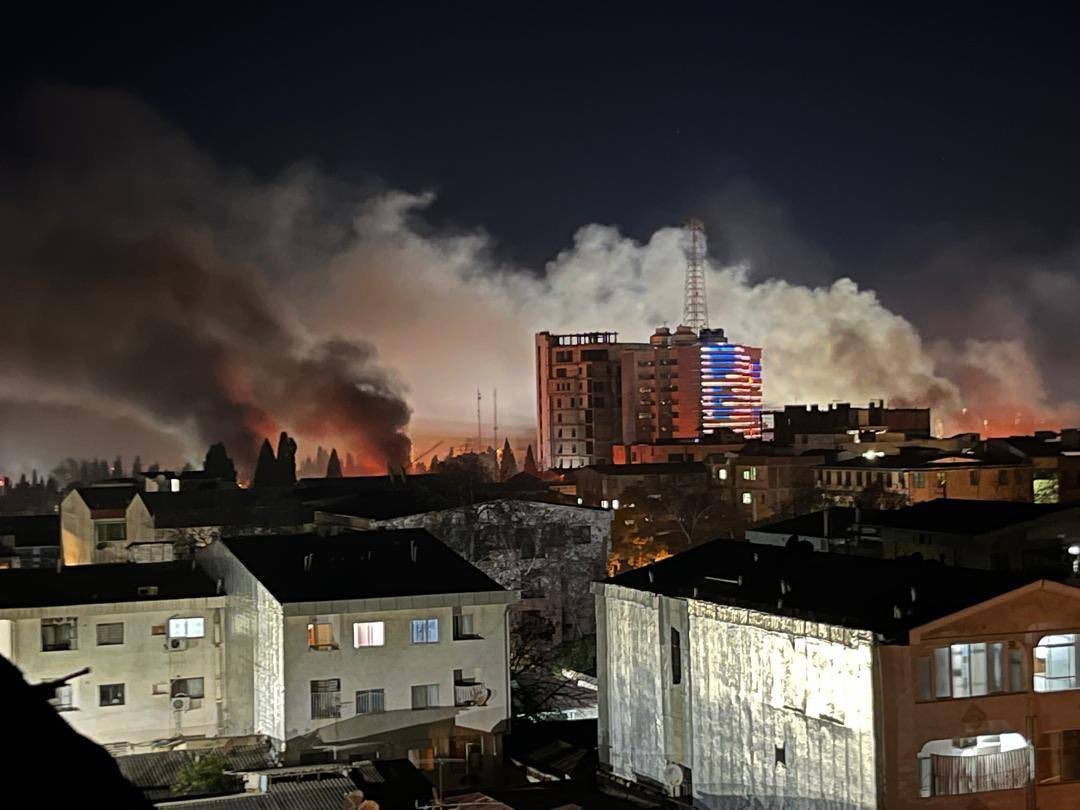 🇮🇷 | MULTITUDES EN DIFERENTES CIUDADES BUSCAN LA CAÍDA DEL RÉGIMEN IRANÍ.

ESTAMOS ANTE LAS PROTESTAS MÁS GRANDES EN LA HISTORIA DE IRÁN.

COBERTURA DE <a href="/AlertaMundoNews/">Alerta Mundial</a>.