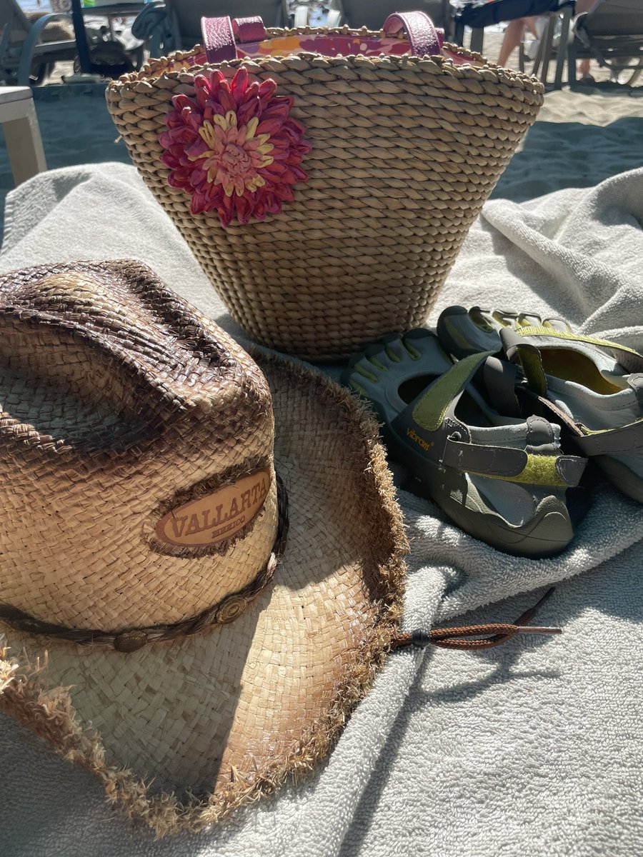 aro_bed's tweet image. writing this from Mexico with 💕