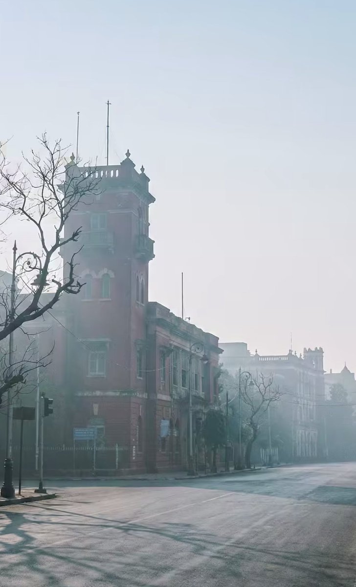 amrita__9936's tweet photo. #MusicMode 🎧
"Dheere dheere subha hui jag uthi zindagi"  #KJYesudas

This #WINTER transforms the #CityOfJoy into a landscape where colonial-era heritage &amp;  modern steel high-rises merge under a dense golden mist!

Another wintry morning!
#Kolkata #Morning #Me
#Life #January2026 https://t.co/plMmHwk9ve