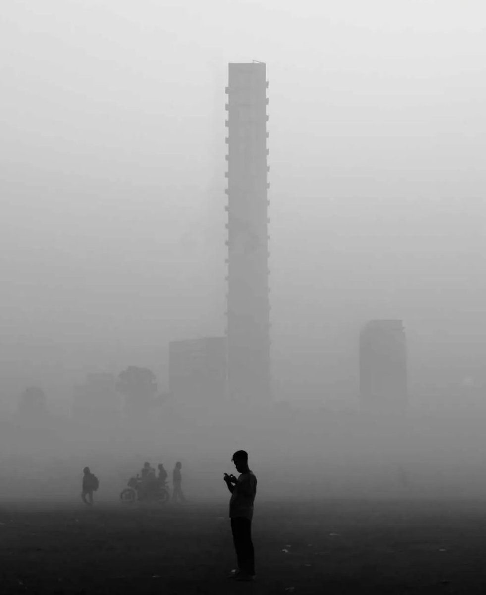 amrita__9936's tweet photo. #MusicMode 🎧
"Dheere dheere subha hui jag uthi zindagi"  #KJYesudas

This #WINTER transforms the #CityOfJoy into a landscape where colonial-era heritage &amp;  modern steel high-rises merge under a dense golden mist!

Another wintry morning!
#Kolkata #Morning #Me
#Life #January2026 https://t.co/plMmHwk9ve
