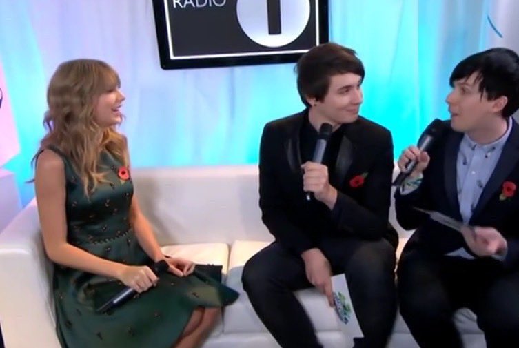 do you think taylor swift felt like the third wheel here? 😭