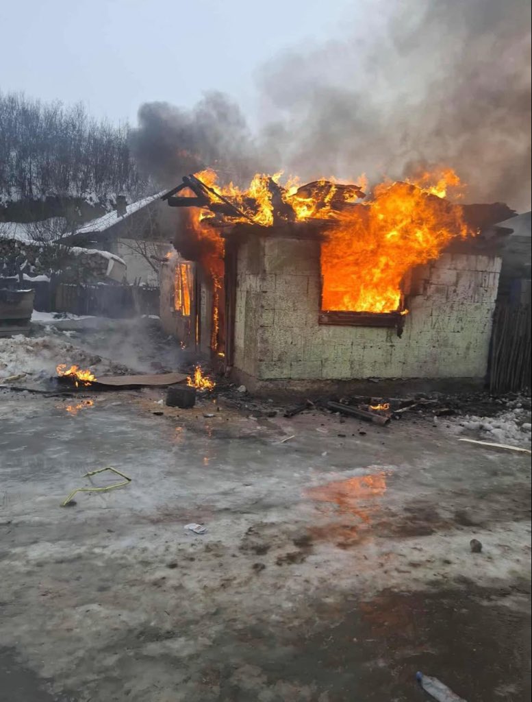 usvrk_sk's tweet photo. 🚒🔥Oheň opäť ničil obydlia.
🧡 Našťastie bez následkov na zdraví a životoch.
➡️ Naši kolegovia z rozvojového tímu a regionálnej kancelárie sú na mieste a v spoločne so samosprávou sa snažia vzniknutú siituáciu pomáhať riešiť. https://t.co/P3f0RkbwbB