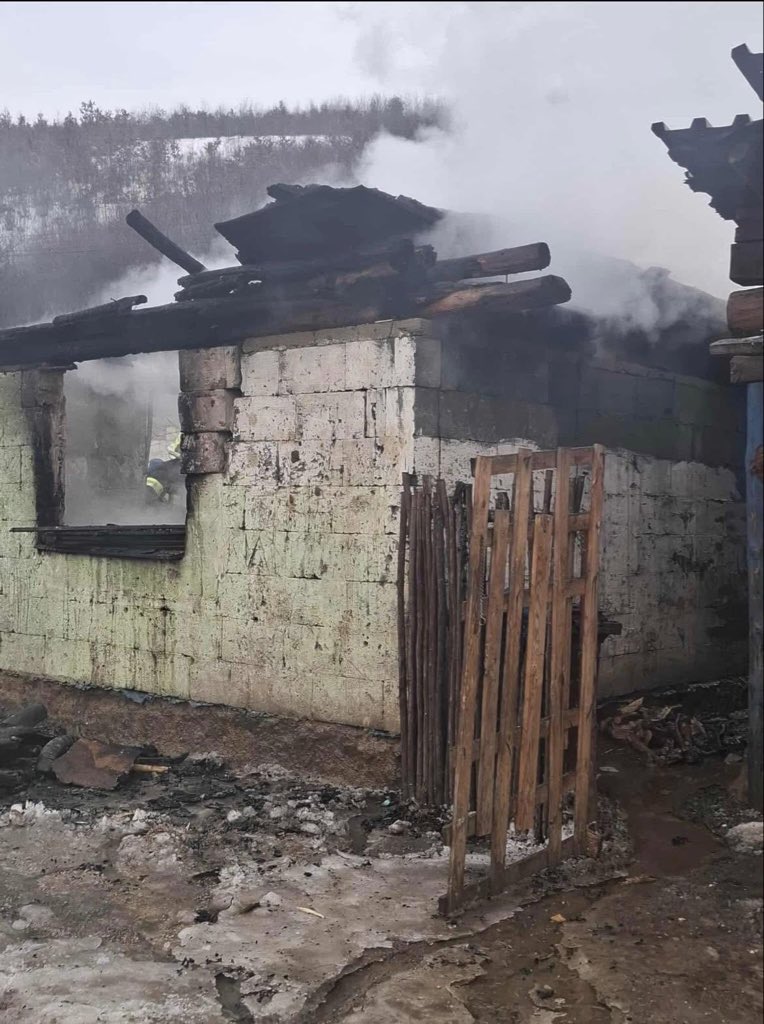 usvrk_sk's tweet photo. 🚒🔥Oheň opäť ničil obydlia.
🧡 Našťastie bez následkov na zdraví a životoch.
➡️ Naši kolegovia z rozvojového tímu a regionálnej kancelárie sú na mieste a v spoločne so samosprávou sa snažia vzniknutú siituáciu pomáhať riešiť. https://t.co/P3f0RkbwbB