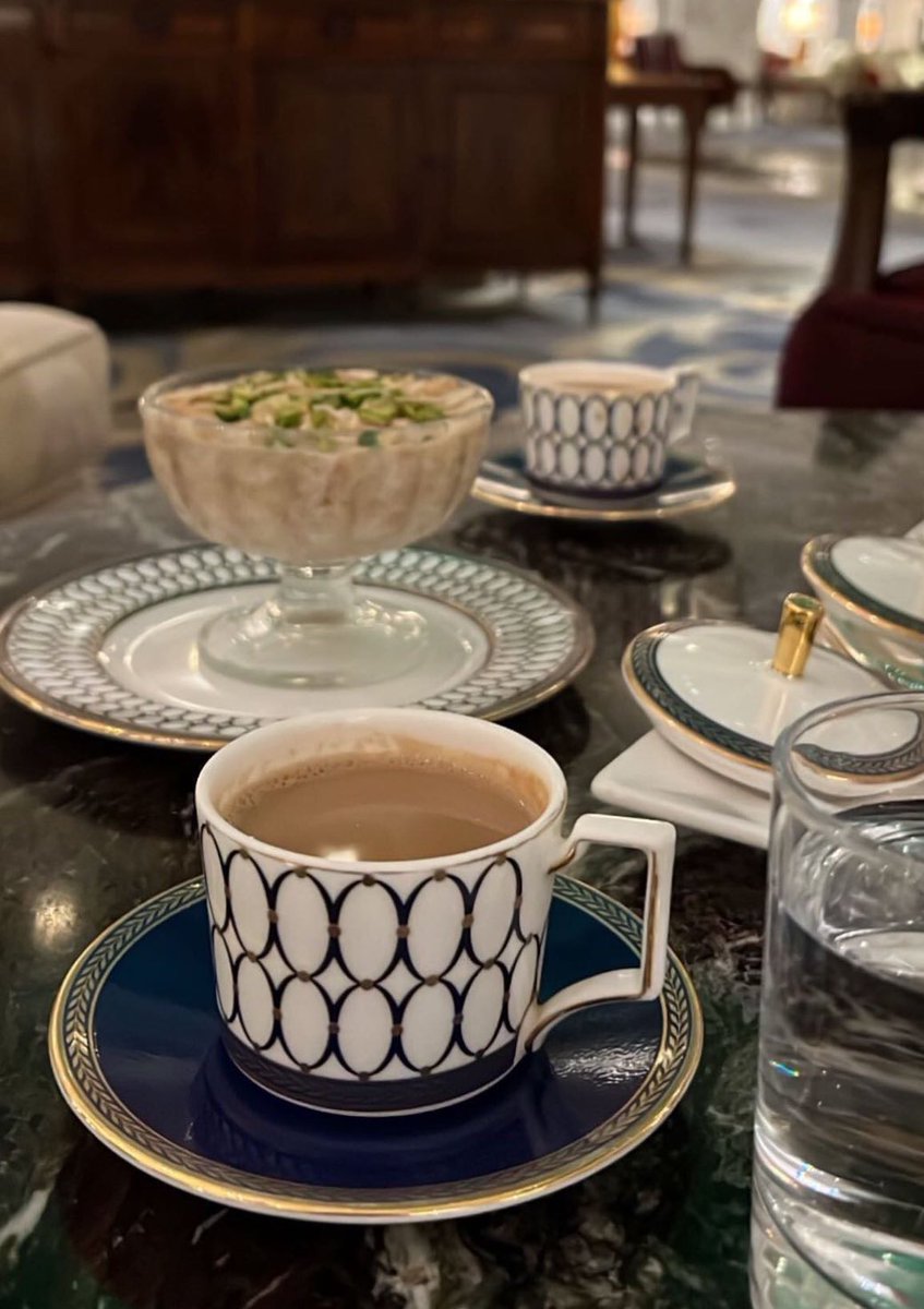 S_H_188's tweet image. شد الحزام وهات صمْخ الطواريق
خـل القوافي تنسمـع في يمنّـا 🇾🇪

قصر اليمامة جنب قصر المعاشيق
حنا هل الامجـاد والحـرب حنّا 🇸🇦

مكاننا من فـوق روس الشواهيــق
بـ افعالنـا حتى طويــــق يتغنّى ⛰️

نستاهل البـن اليماني ليا سيق ☕️
ويستاهـل البارود منهو طعنّا  🔪

يا مرحبا @Columbuos ❤️