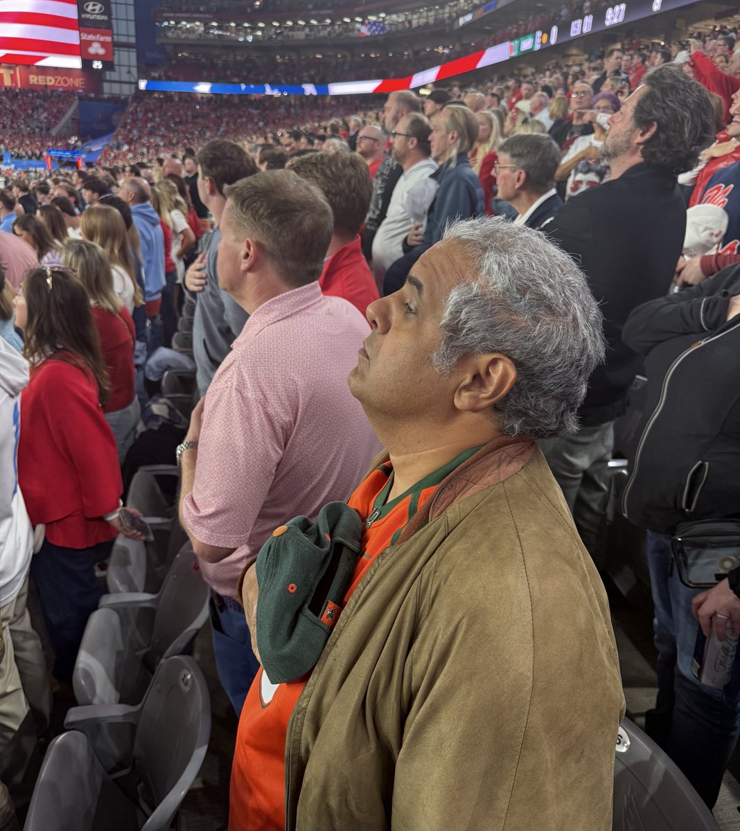 BarstoolTate's tweet image. Danny Boy Cane goes right hand over heart for the National Anthem.

Mintzy goes with the less traditional left hand technique.