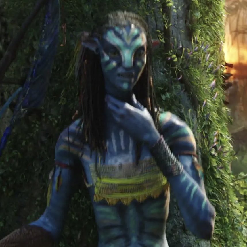 tsyeyktesuli's tweet image. neytiri unabashedly wearing jake’s five-fingered handprint on her chest at two different points of the story where she “chooses” a human