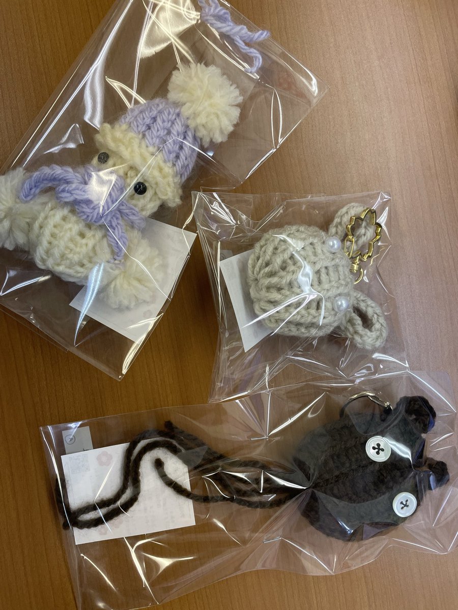 halufactory's tweet image. 🧶おはようございます🧶

口内炎らしきできものが10個ぐらいできていてご飯が美味しく食べられません😭

さて、編みぐるみが３つできました！
雪だるま⛄️とパールお目目のうさぎさん🐰と殺処分されたくま🐻

ダイソーの毛糸deリリヤンで作りました

簡単楽しく出来てもっと仲間を増やしたいです☺️