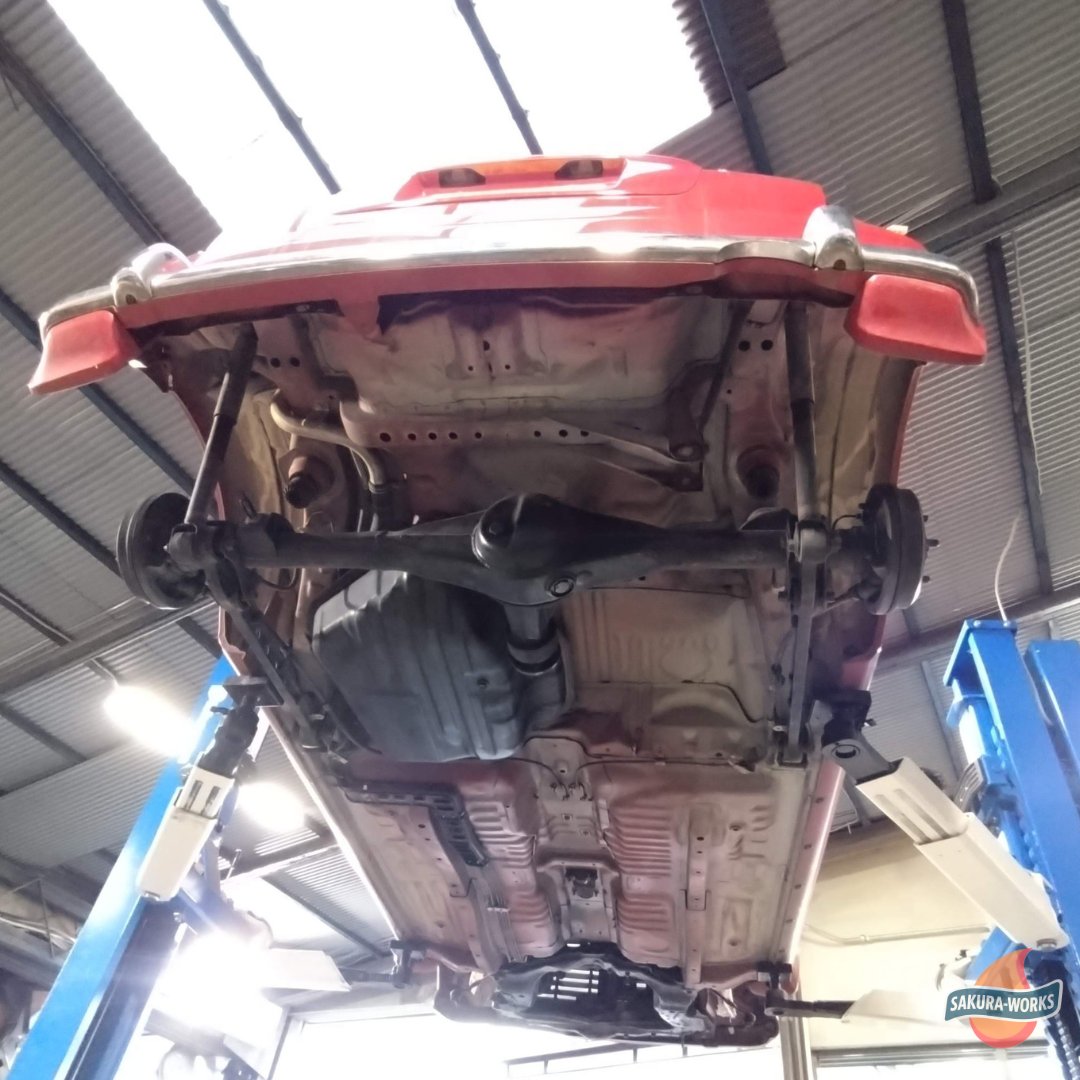 SWorks0303's tweet image. L700ミラジーノの整備。長らくお預かりしております。正月気分も抜け作業のペースも上がってまいりましたので、ジャンジャン進めていきます。ロアアームブッシュ取替え、キャリパーOH、下回りサビ止め塗装（いまから）
#gino #mira #daihatsu #l700 #ジーノ #ダイハツ #ミラジーノ