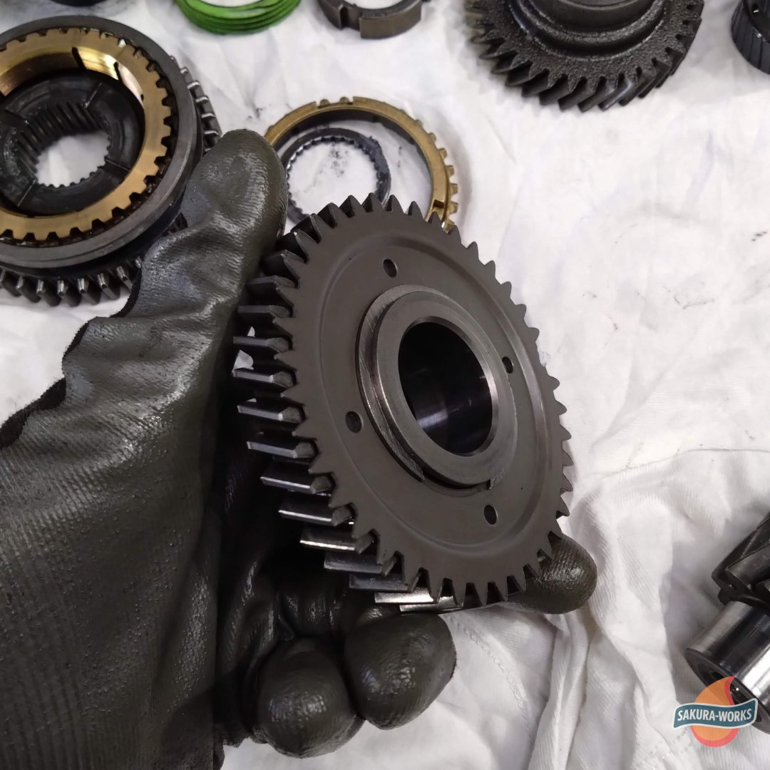 SWorks0303's tweet image. L700ミラジーノのMT修理。アイドリング時の微かなギア鳴りは1st、2ndギアのサブギアが付いていなかったから（だと思う）歯数を一枚部やしてバックラッシュを・・・昔の人は賢いのぅ