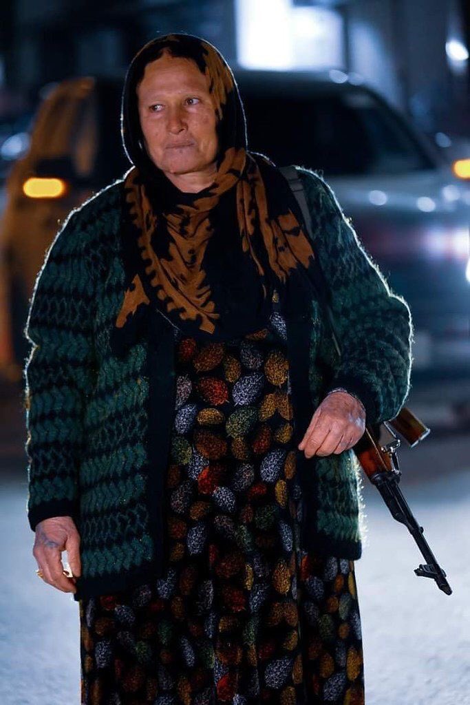 Bari şu tarihi günlerde şom ağzınızı kapatın. Kör partizan çıkışlarınızı dizginleyin.

Rojava’da Öcalan’ın talebeleri,
Rojhilat’ta Qazî’nin torunları,
Dört parçada Kürdistan’ın çocukları direniyor.

Kurşun atın, twit atın, çığlık atın. Birbirinize değil düşmana atın ey Kürtler!