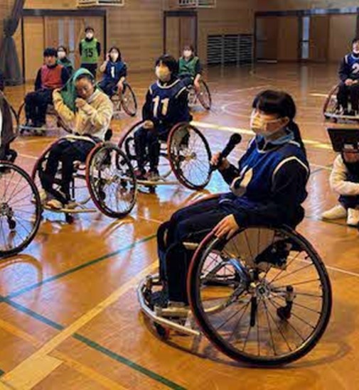12月10日（水）、島根県立益田養護学校で、車いすバスケットボールの体験授業を実施し、高等部２年生18名が午前、１年生19名が午後の授業に参加しました🏀

３チームに分かれたゲームでは、白熱した戦いが展開されました👍

詳細はこちら（大会HP）▼
shimane-kamiari2030.jp/news/news_info…

#島根かみあり #全スポ