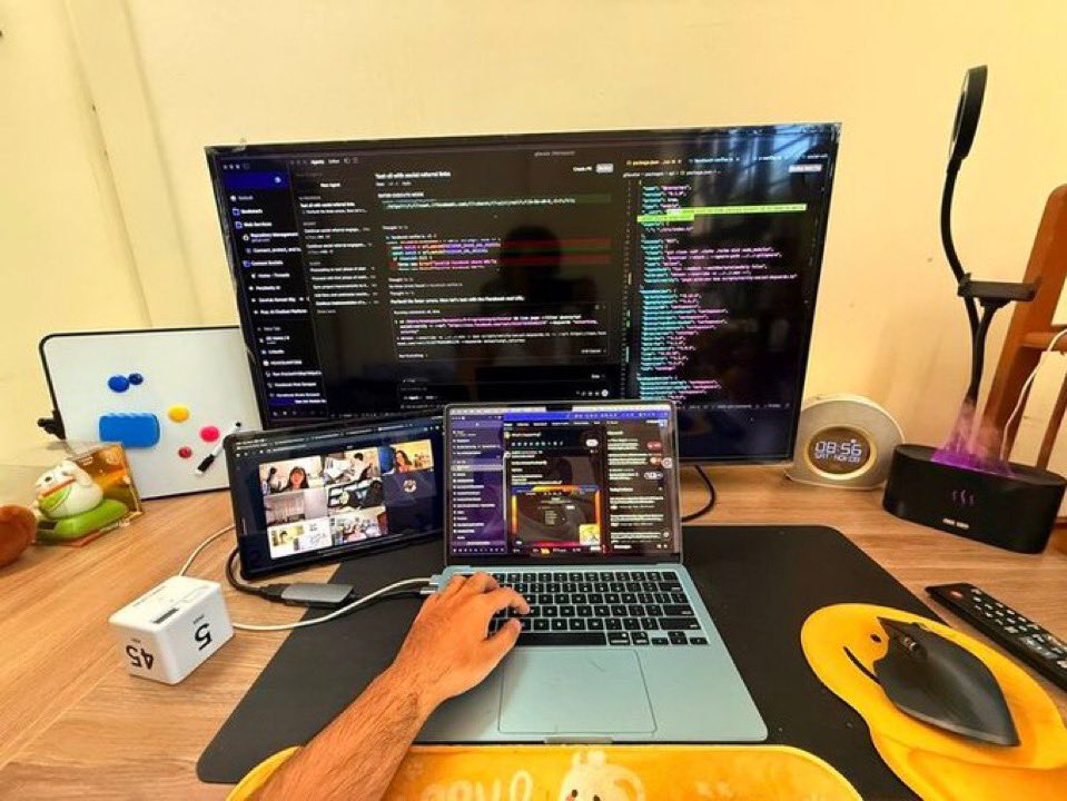 VadimStrizheus's tweet image. A clean setup boosts your coding skills by 90%.