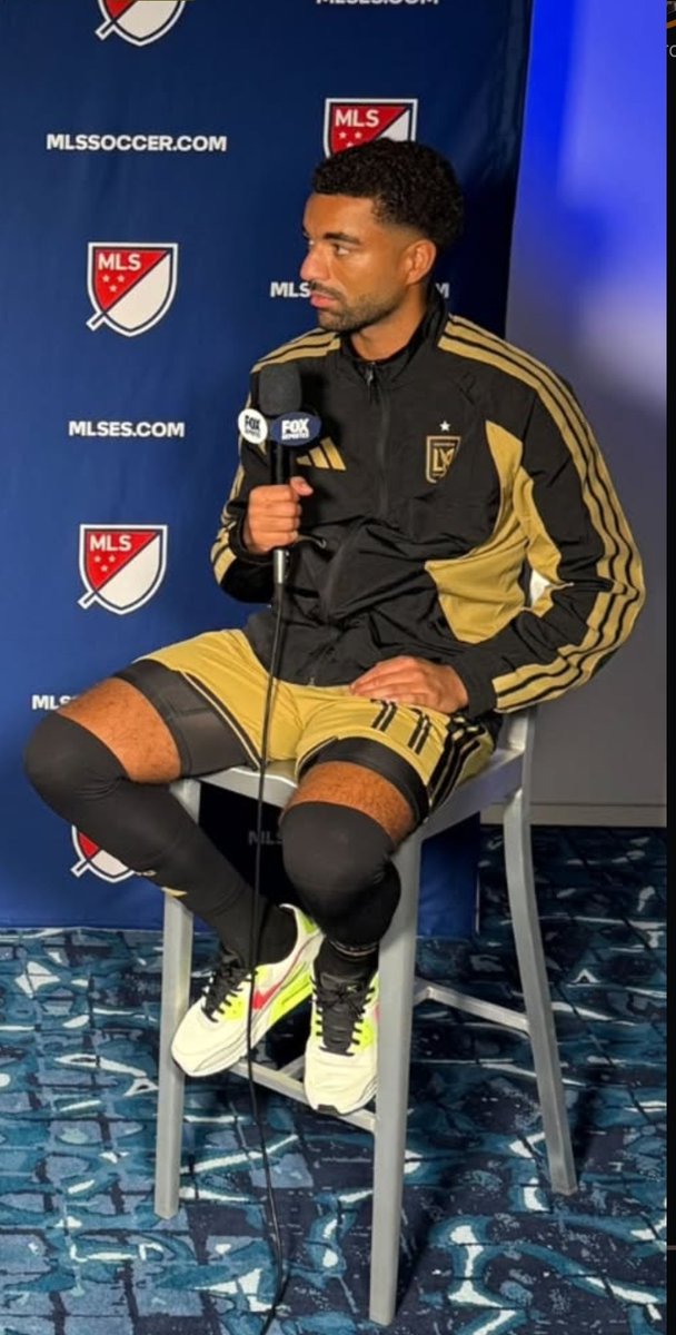 BngRld's tweet photo. Whaaaaat. LAFC with the Gold shorts???? https://t.co/HBZ1hvnAU1