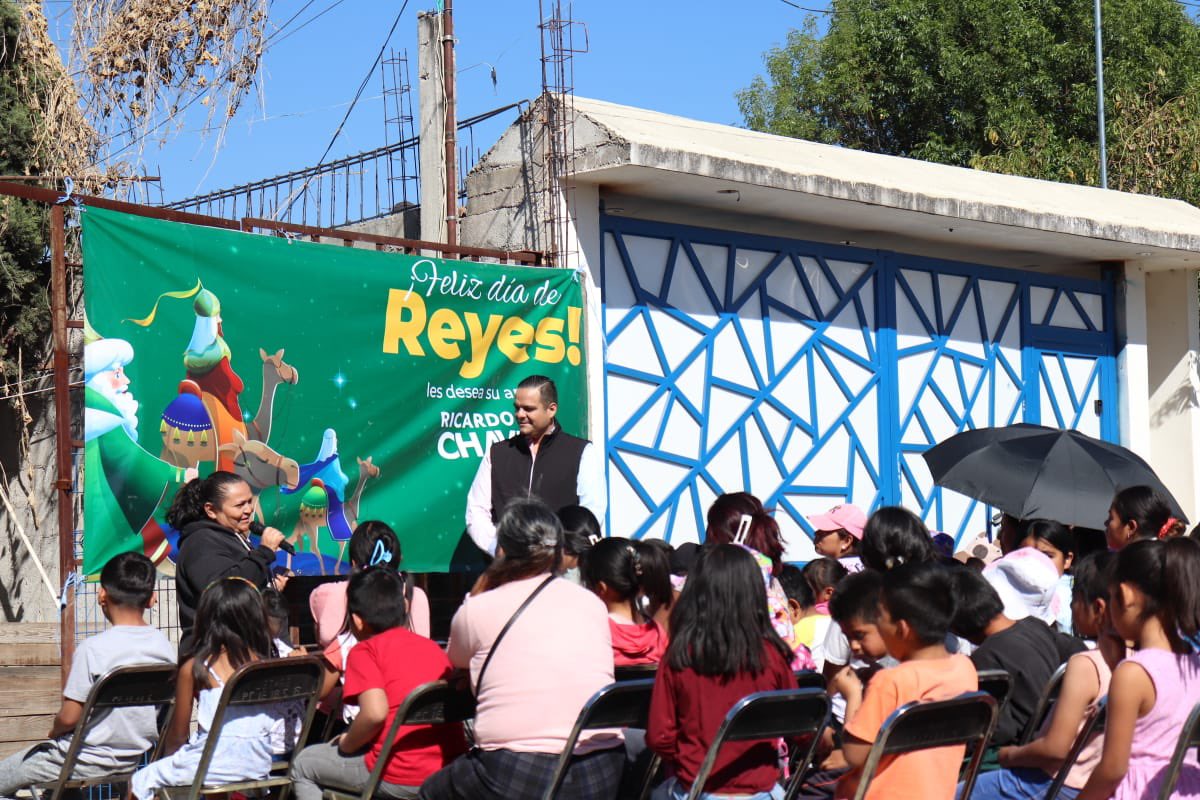 RicardoChavero's tweet photo. Continuando con la ruta y la magia de los Reyes Magos, hoy visitamos la Junta Auxiliar de San Francisco Totimehuacan para seguir llevando alegría a niñas y niños

Gracias a todas las familias que nos recibieron con tanto cariño. 

¡Sigamos llevando esperanza y sonrisas a cada rincón de Puebla! 👑💚