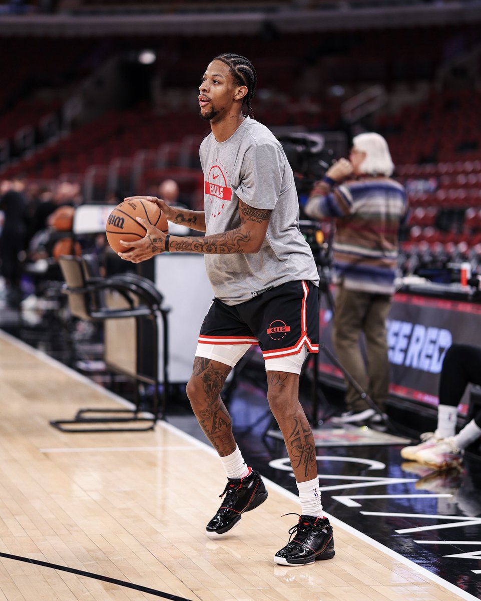 Dalen warming up in the Rose 1s 🌹
@DalenTerry | #BullsKicks