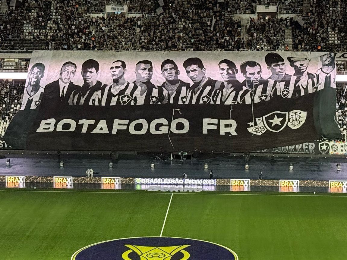 geglobo's tweet image. Torcedores do Botafogo aprovam troca de Marlon Freitas por Jefferson no bandeirão dos ídolos ➡️ glo.bo/4pyHs8V

📸 Agif; Bárbara Mendonça/ge