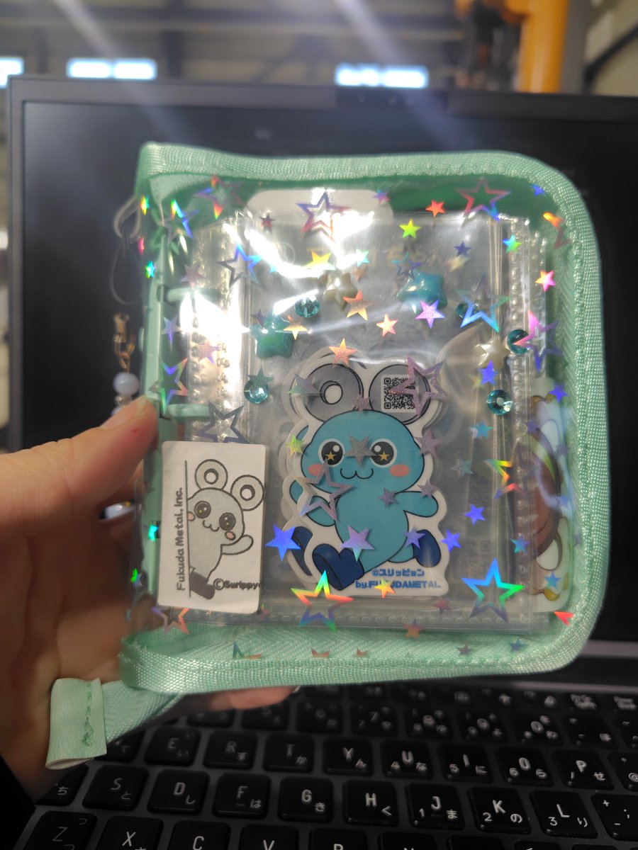 fukudametal_pr's tweet image. 【ご報告】

この度、福田メタル公式中の人は、公私共に
＼シール帳始めました／←

中には企業公式さんと交換した
ステッカー・トレカ・マグネット・アクスタetc...（シール……帳……？？ #とは ）

そしてそして新たに、スリッピョンの
【シルバーステッカー】が爆誕🔥
ZEAMI…