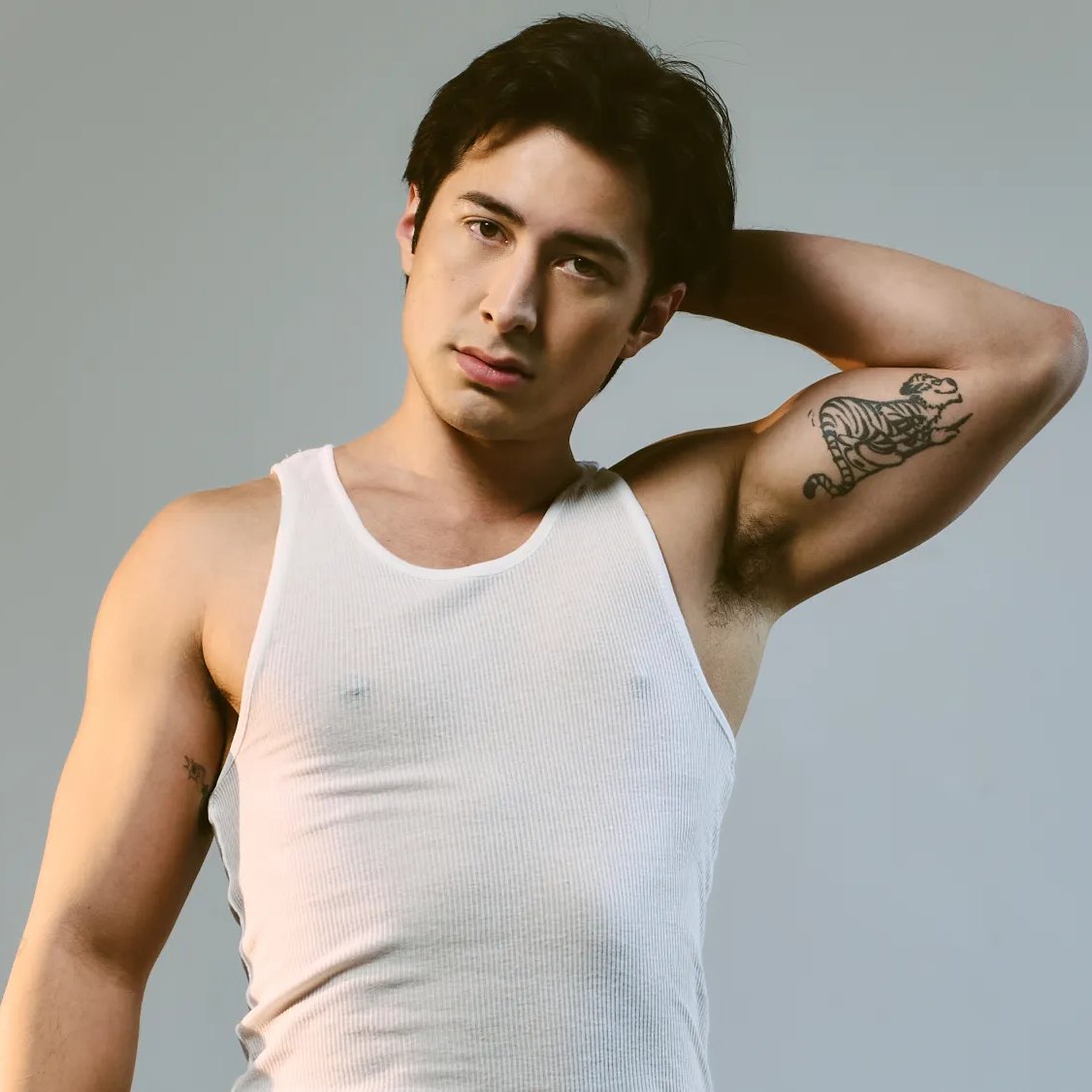 AddPalm's tweet image. hudson williams จาก heated rivalry มีดราม่าหนักมากหลังโดนขุดว่ามีบัญชี letterboxd แล้วรีวิวหนังของเขาแต่ละเรื่องคือบ้งสุดๆ บอก pedro pascal, zendaya, rachel zegler แสดงห่วย เล่นหนังไม่เป็น, ให้ nope ครึ่งดาว บอกห่วย, ให้ lolita ห้าดาวเต็ม ดูแล้วนึกถึงตัวเองในอนาคต ฯลฯ