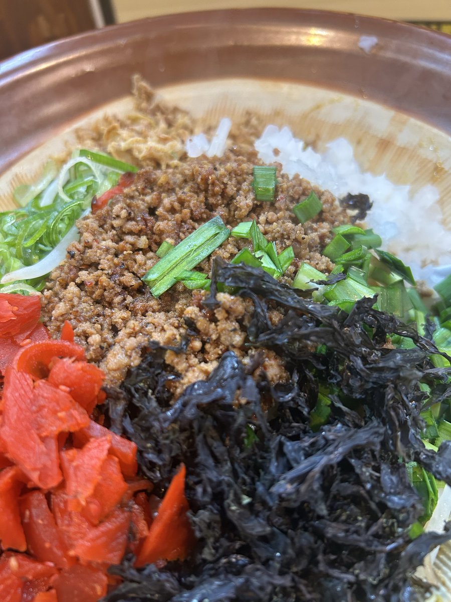 bdt92softail's tweet photo. 限定メニュー『台湾カレーまぜそば』

カレー風味とかじゃなく、しっかりとスパイスの効いたカレー味なので、ちゃんと福神漬けが合う

客を飽きさせない店主の努力に感謝🙏
#らーめん山 https://t.co/uRycghv8Tk