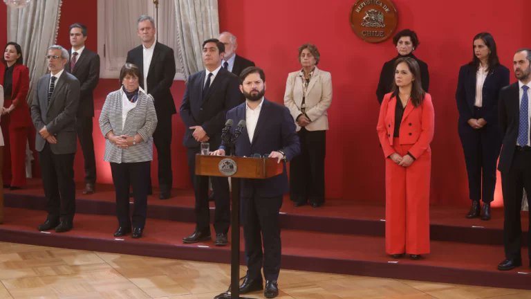 cherrAL62's tweet image. Un Gobierno donde nadie reune las competencias para ejercer el cargo. Un Gobierno que llegó con la violencia de un estallido buscando un golpe de Estado. Un Gobierno que multiplicó la grasa estatal. Un Gobierno que hizo humo los fondos FEES y CORFO. Un Gobierno muy atorrante.