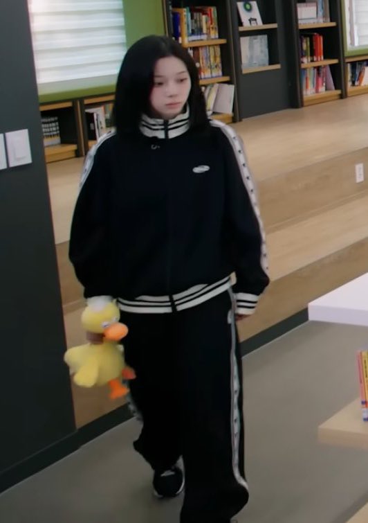 lisamjeong's tweet image. shes really carrying around that duck plushy by its neck 😭😭