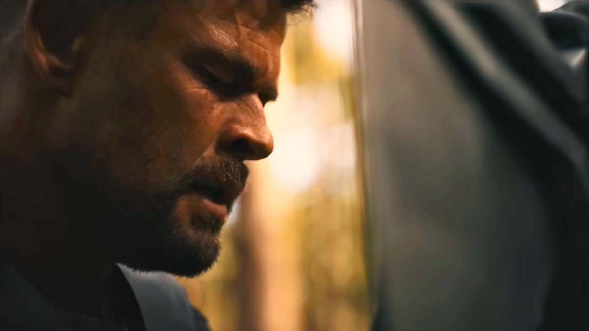 syriangeekvibes's tweet image. Soooooooo like when Doctor Doom and Thor are fighting and Doom is laying the smackdown on Thor’s candy ass and Doom picks up Mjolnir and tosses it back at Thor and says “Come on God Of Thunder pick it up, is that all you got?”
Proving that even though Doom is indeed the villian…