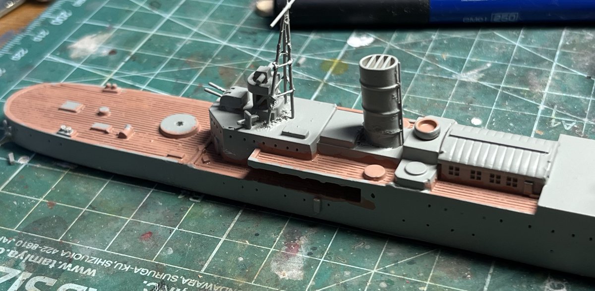 GDnavy_squid's tweet image. グリフィン進捗。
タンに赤を調合した色で甲板色を塗ってみたものの、コレジャナイ感でタン一色で塗り直した。艦底色はイギリス艦らしく黒。

墨入れすると王室御召艦にしては汚くなるのではという懸念があったが、ダークブラウンで墨入れすることでそれなりに重厚感を表現できた。