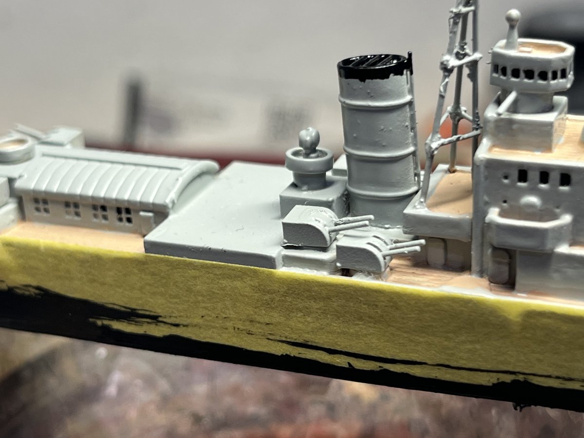 GDnavy_squid's tweet image. グリフィン進捗。
タンに赤を調合した色で甲板色を塗ってみたものの、コレジャナイ感でタン一色で塗り直した。艦底色はイギリス艦らしく黒。

墨入れすると王室御召艦にしては汚くなるのではという懸念があったが、ダークブラウンで墨入れすることでそれなりに重厚感を表現できた。