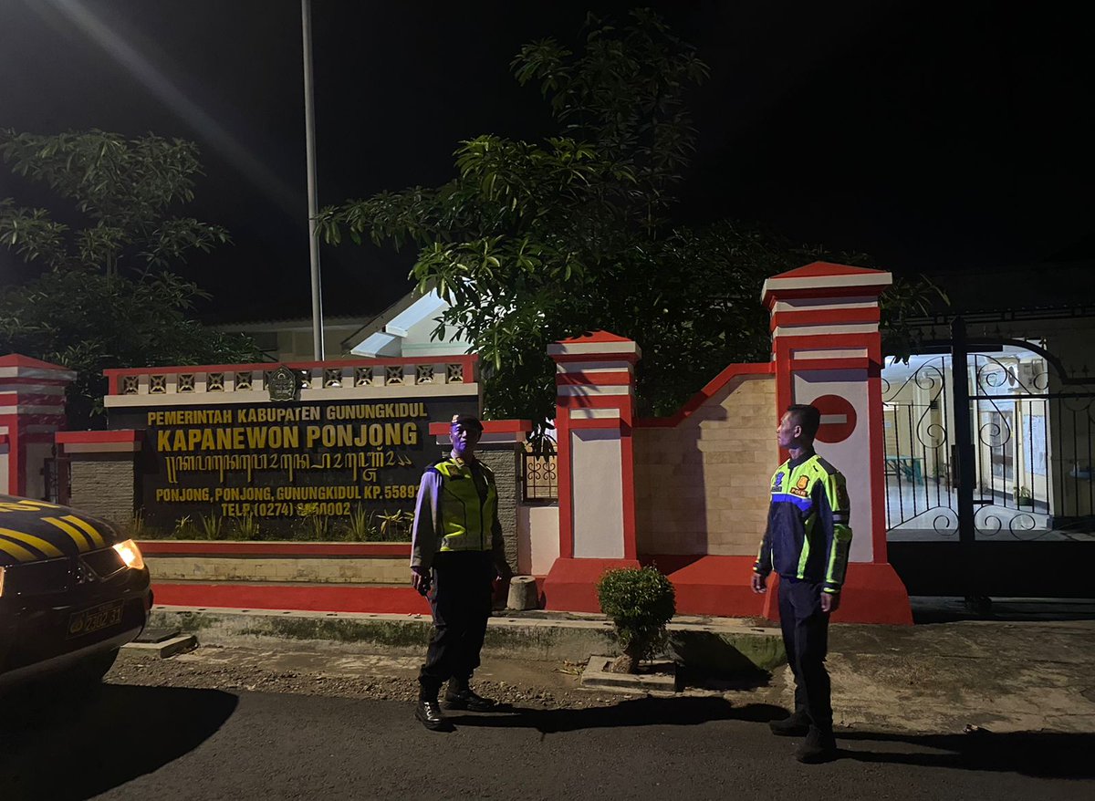 HumasPonjong123's tweet photo. Patroli KRYD oleh Polsek Ponjong dengan Sasaran wilayah rawan gangguan Kamtibmas serta obyek Vital guna Antisipasi gangguan kamtibmas, kriminalitas serta kejahatan jalanan diwilayah Ponjong.

#PolriUntukMasyarakat #Harkamtibmas #PoldaJogja #polresgunungkidul #polsekponjong https://t.co/PLe6fnOvlj