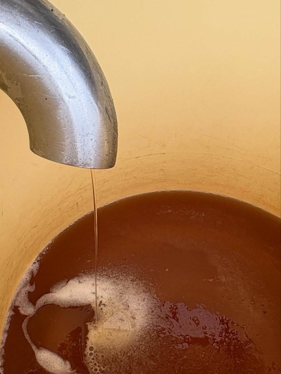 ❄氷菓の雫を造っています❄

凍らせたぶどうを桶に入れ、溶け始める頃にゆっくりと圧力をかけていくと、ぶどうの水分は凍ったままで濃厚な果汁だけが搾られます。

この果汁を使うことで、甘くて濃厚な味わいのデザートワインが出来上がりますよ♪

完成まで楽しみにお待ちください😊
＃五一わいん