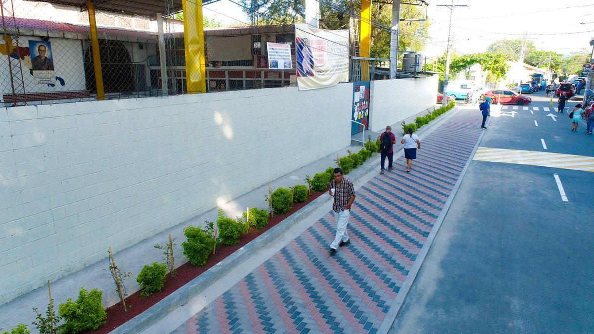 joseurbinasv's tweet photo. Del desorden a un corredor peatonal seguro en el corazón de Apopa. 

Llegamos para cambiar la historia en San Salvador Oeste. https://t.co/pulseNzv96