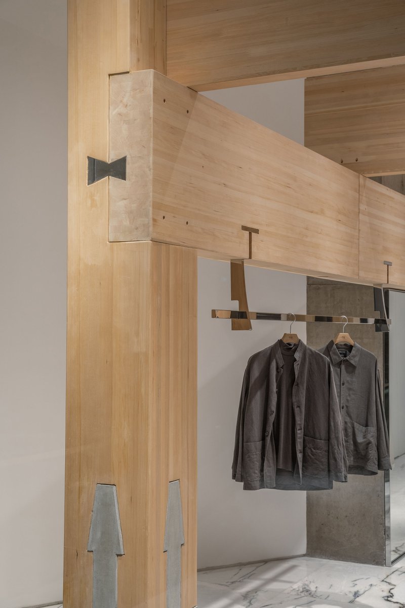 tecture1's tweet image. 木とコンクリートをつなぐ「ほぞ継ぎ」のデザイン
mag.tecture.jp/culture/202601…

〈禅の柱 — DANNONG Store at The MixC Taiyuan〉
design: LUOスタジオ

伝統的な建築構法を現代的に再解釈した、東洋的感性を根幹に据える衣料ブランド「DANNONG」の店舗

photo: Jin Weiqi
#TECTUREMAG海外記事