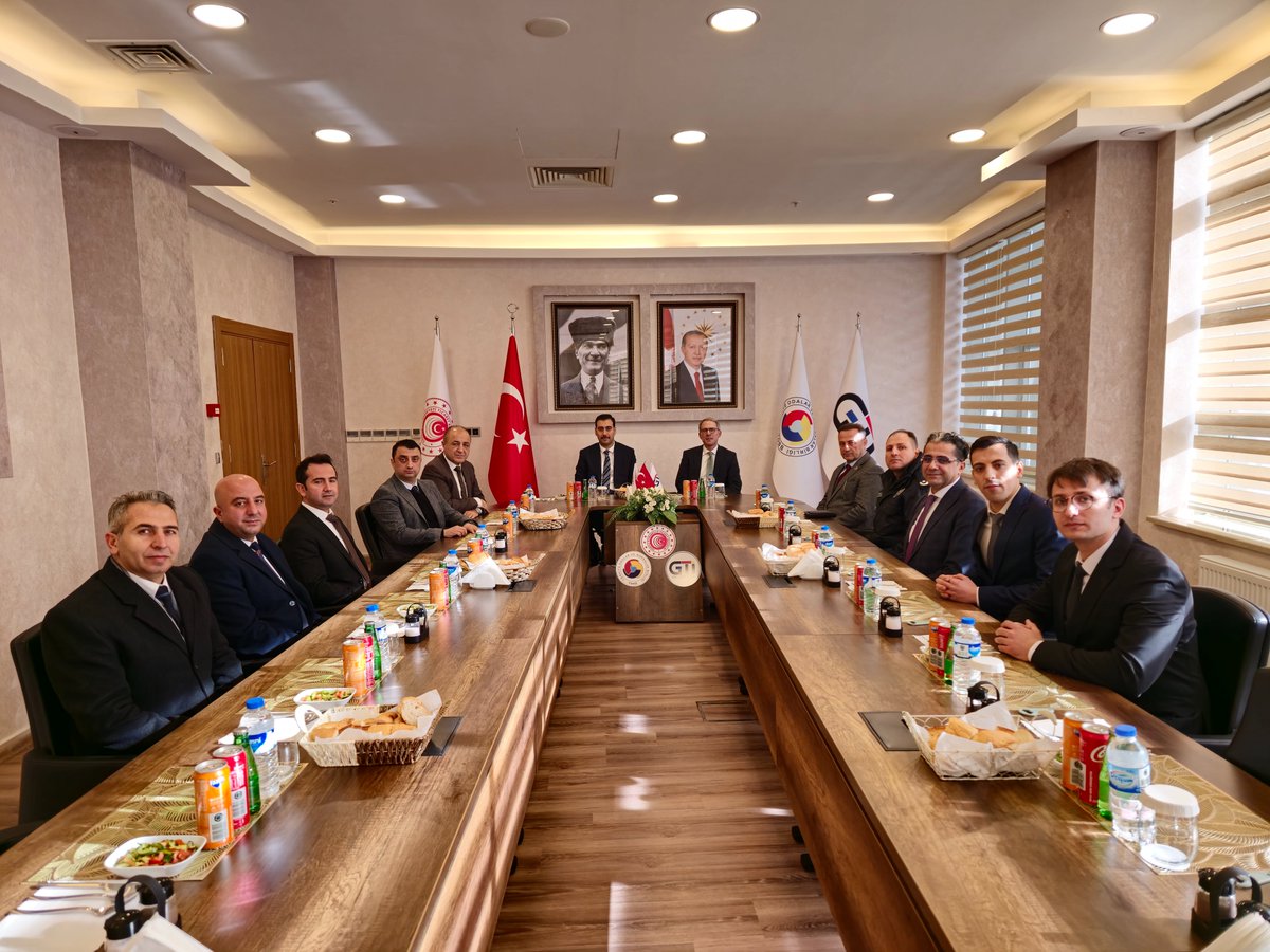 S_Kaymakamlik's tweet photo. 📌 MAKAM ZİYARETİ

Dışişleri Bakanlığı Van Temsilcisi Büyükelçi Sn. Emre Zeki Karagöl ve beraberindeki heyet, Kaymakamımız Sn. Ö. Safa Türkoğlu’na Kapıköy Sınır Kapımızda makam ziyaretinde bulundu.
Kaymakam TÜRKOĞLU, nazik ziyaretlerinden dolayı Büyükelçi KARAGÖL’e teşekkür etti. https://t.co/NK7fm3r7mw