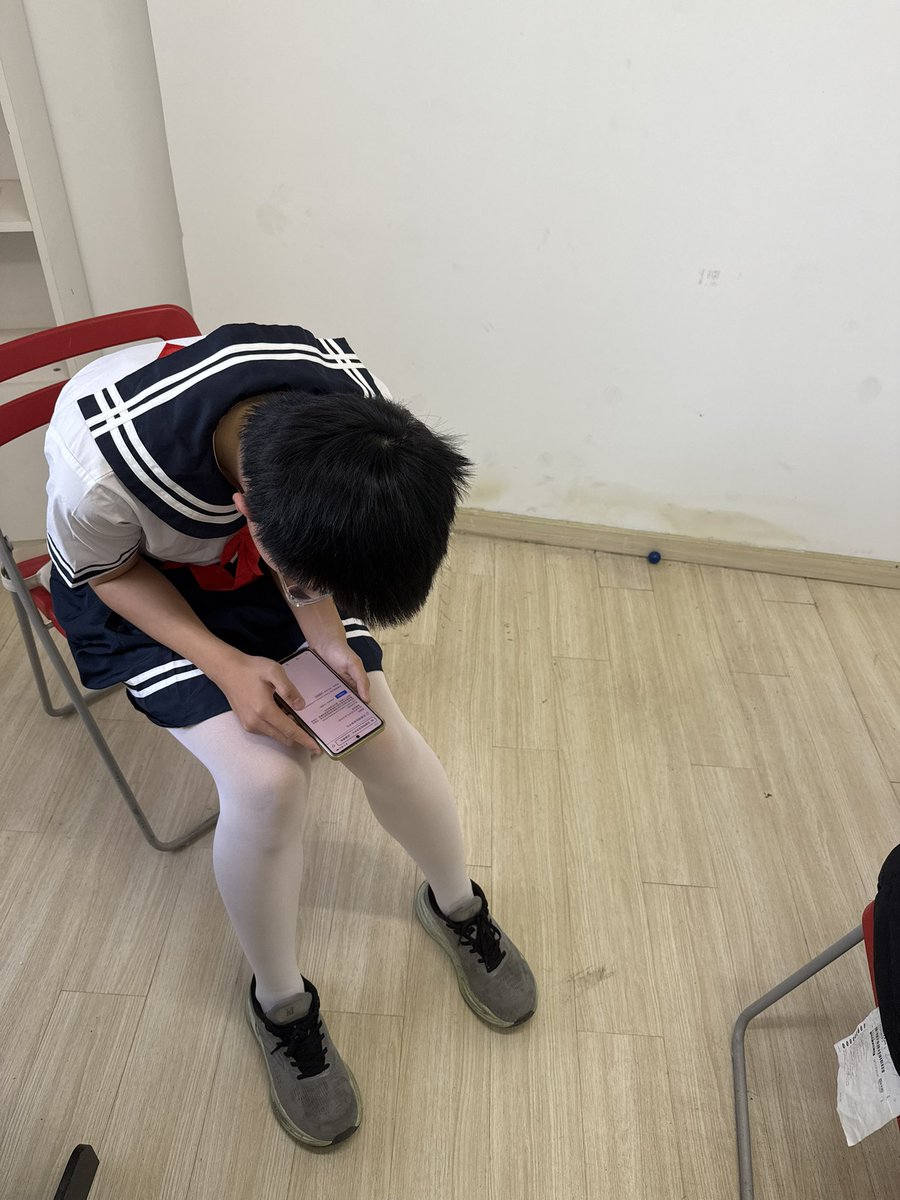 为什么有人要他穿脏的袜子足球小男孩的脚真的臭臭的💩哈哈哈哈哈