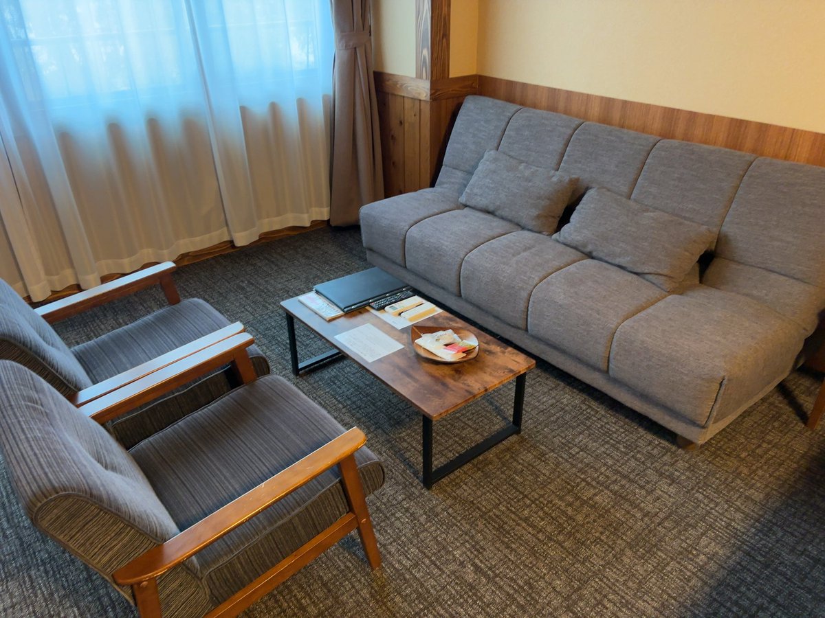 同じ宿は基本泊まらないけど、今回は半年前に泊まって気に入った会津東山温泉くつろぎ宿千代滝さんへなげやどw
ラウンジ近い部屋でとてもよい(о´∀`о)

それではご唱和ください…
『はい❗️ここ好き‼️』
#ざつ旅