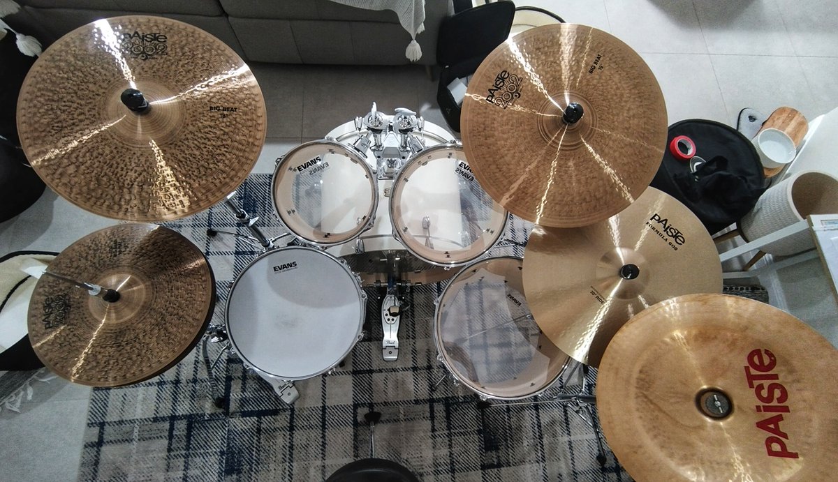 Just upgraded my Yamaha Stage Custom Birch Euro kit and it's sounding 🔥! 2.3mm hoops on tom batters, lacquered bass hoops, Evans G2/G1 on toms, EQ3 batter/reso on bass. Ludwig Supraphonic snare with Evans HD/Remo reso. Paiste Big Beats (18"/19" crashes, 15" hats), Formula 602 ME