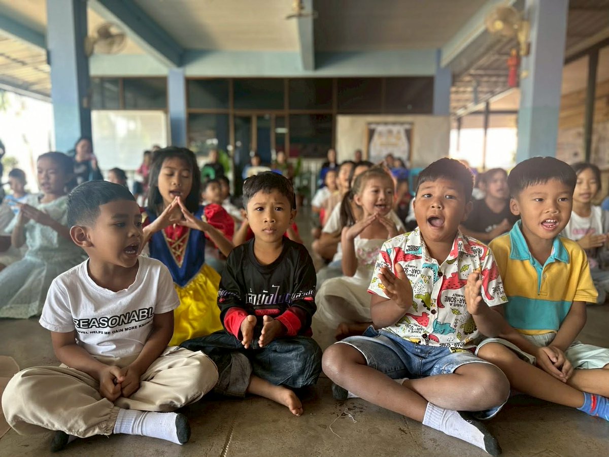 KaimookPalit702's tweet image. เมื่อวานนี้ทางโรงเรียนบ้านสามเงา ได้จัดงานวันเด็กฯขึ้น ในงานมีกิจกรรมสนุกๆและมีเลี้ยงอาหารกลางวันเป็นก๋วยเตี๋ยวไก่ค่ะ  สนับสนุนค่าอาหารโดยเงินที่เหลือจากซื้ออุปกรณ์กีฬาจำนวน 2100.04บ.ค่ะ
#เป๊กผลิตโชค
#PeckPalitchoke
#ผลิตรักษ์ปันสุข