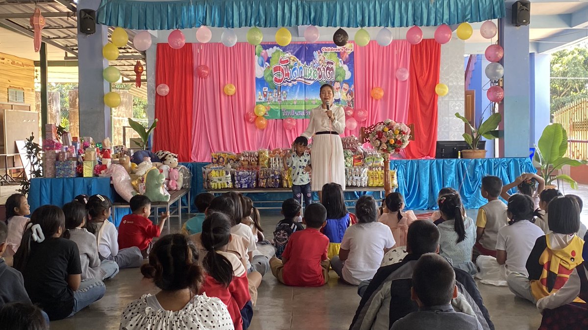 KaimookPalit702's tweet image. เมื่อวานนี้ทางโรงเรียนบ้านสามเงา ได้จัดงานวันเด็กฯขึ้น ในงานมีกิจกรรมสนุกๆและมีเลี้ยงอาหารกลางวันเป็นก๋วยเตี๋ยวไก่ค่ะ  สนับสนุนค่าอาหารโดยเงินที่เหลือจากซื้ออุปกรณ์กีฬาจำนวน 2100.04บ.ค่ะ
#เป๊กผลิตโชค
#PeckPalitchoke
#ผลิตรักษ์ปันสุข